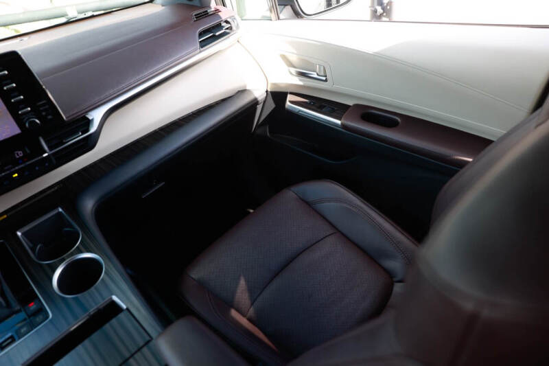 2021 Toyota Sienna Platinum 7-Passenger
