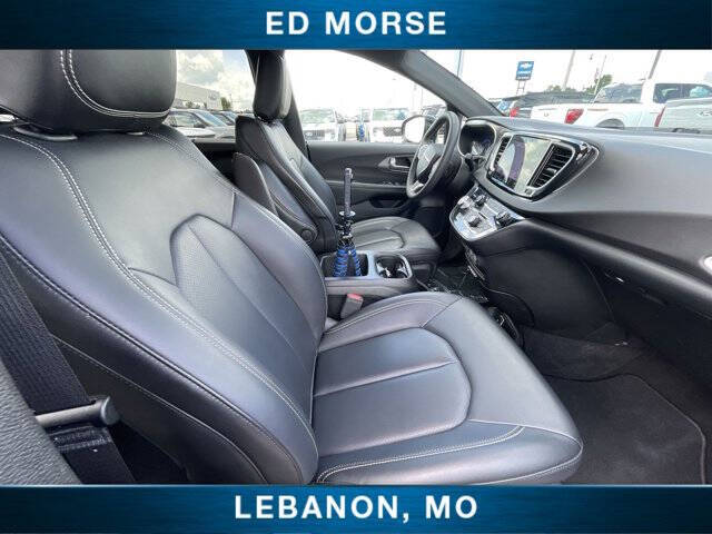 2025 Chrysler Pacifica Select