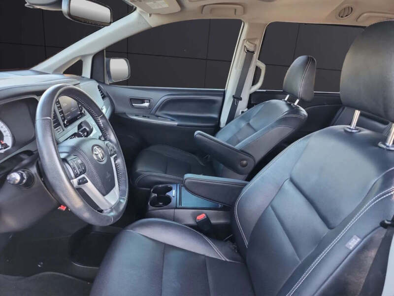 2020 Toyota Sienna SE Premium 8-Passenger
