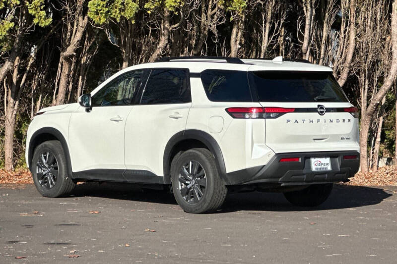 2024 Nissan Pathfinder SV