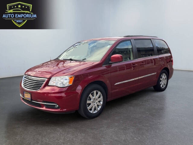 2014 Chrysler Town & Country Touring's photo