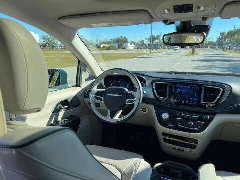 2017 Chrysler Pacifica Hybrid Platinum