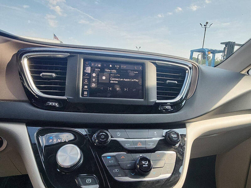 2023 Chrysler Voyager LX