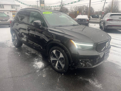 2025 Volvo XC40 B5 Plus Dark Theme