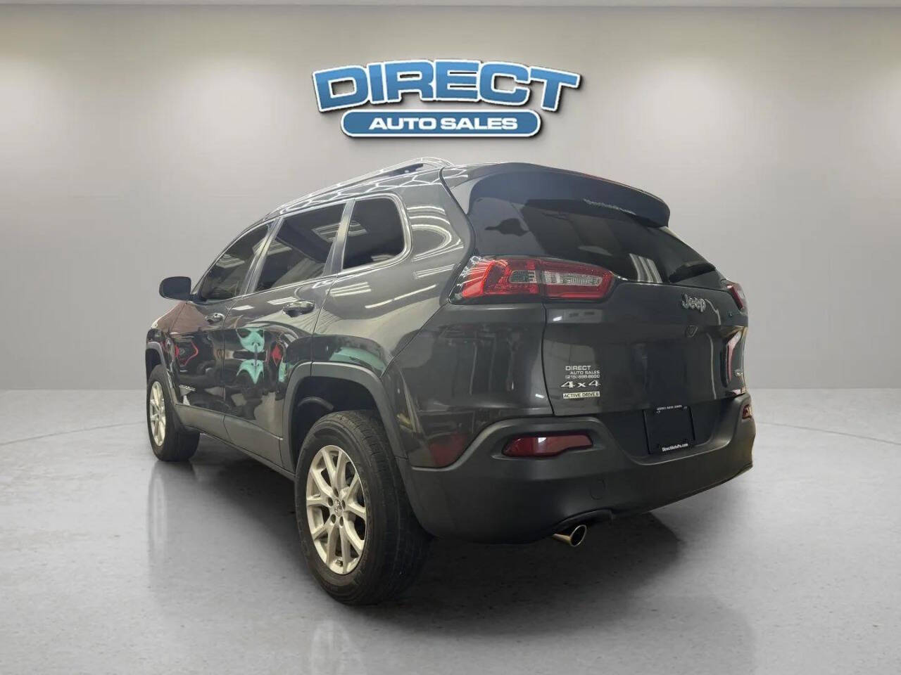 2015 Jeep Cherokee Latitude 4x4 4dr SUV - Gray exterior view 4