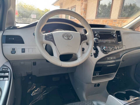 2013 Toyota Sienna SE 8-Passenger