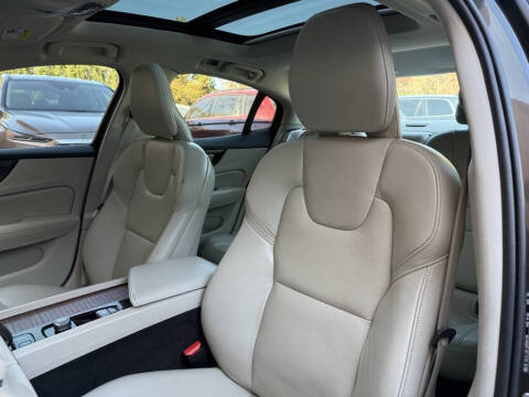 2022 Volvo S60 B5 Momentum