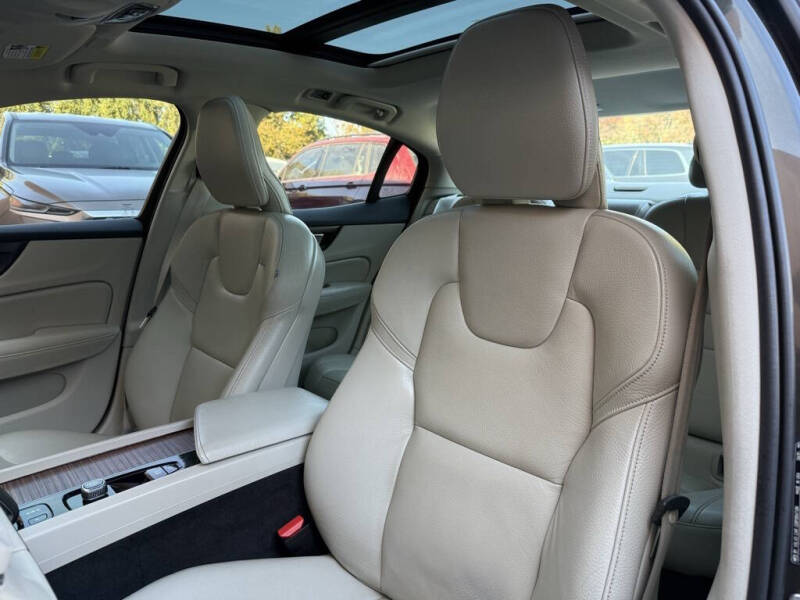 2022 Volvo S60 B5 Momentum