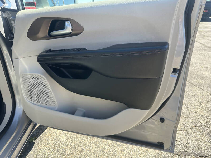 2017 Chrysler Pacifica Touring-L