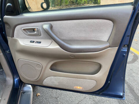 2004 Toyota Sequoia SR5