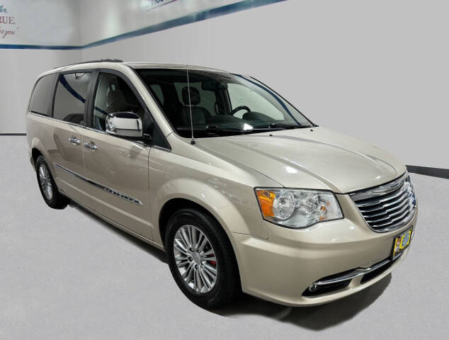 2013 Chrysler Town and Country for sale at Saccucci's Of Schaumburg in Schaumburg, IL