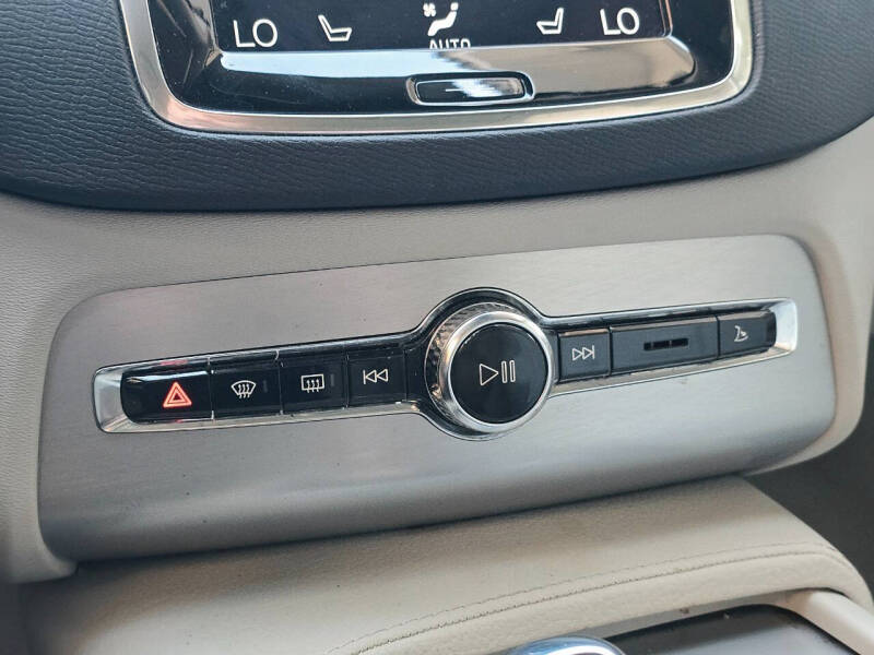 2016 Volvo XC90 T8 eAWD Momentum