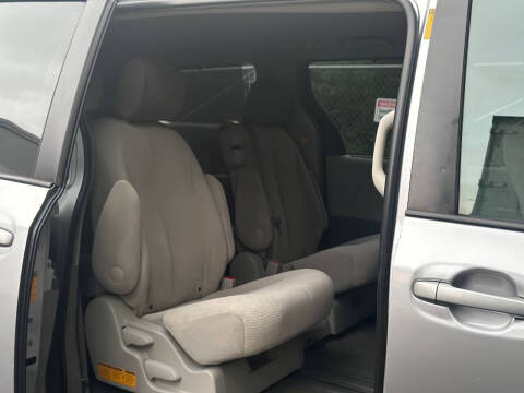 2013 Toyota Sienna LE 8-Passenger