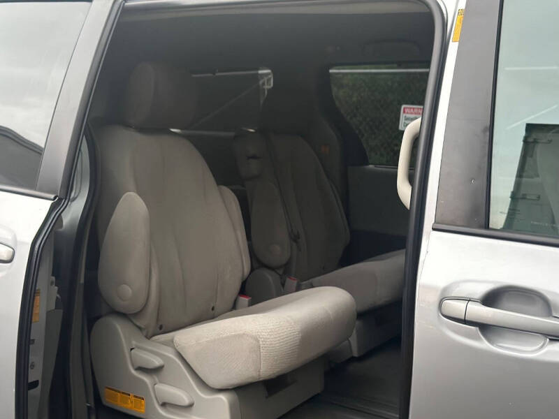 2013 Toyota Sienna LE 8-Passenger