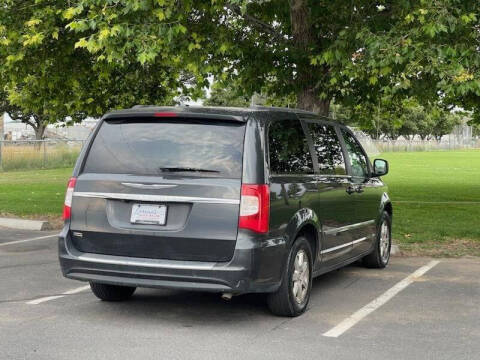 2012 Chrysler Town and Country Touring