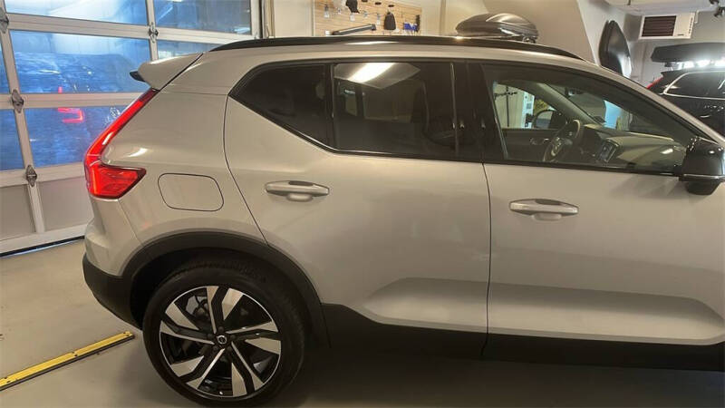 2023 Volvo XC40 B5 Plus Dark Theme
