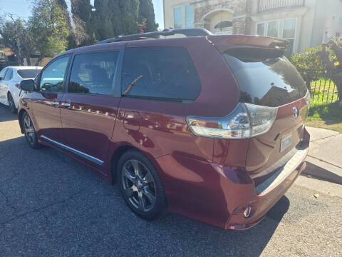 2013 Toyota Sienna SE 8-Passenger