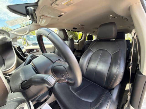 2017 Chrysler Pacifica Touring-L