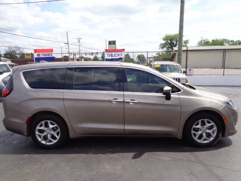 2017 Chrysler Pacifica Touring-L