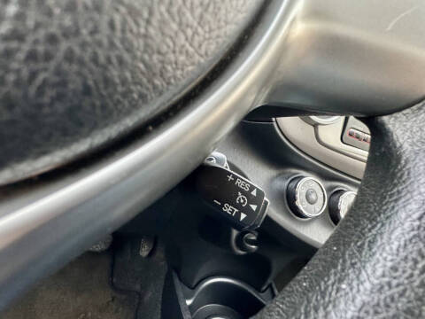 2013 Toyota Yaris 5-Door LE