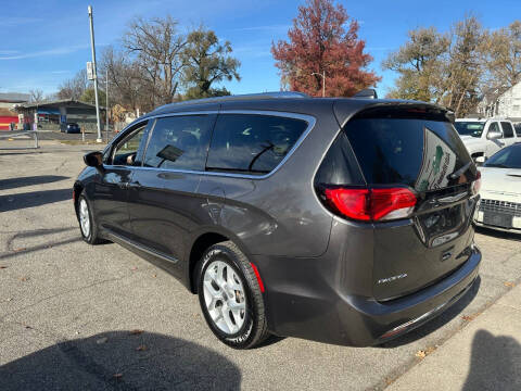 2017 Chrysler Pacifica Touring-L Plus