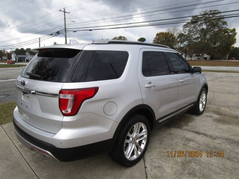 2017 Ford Explorer XLT photo 3