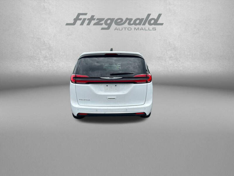 2025 Chrysler Pacifica Select