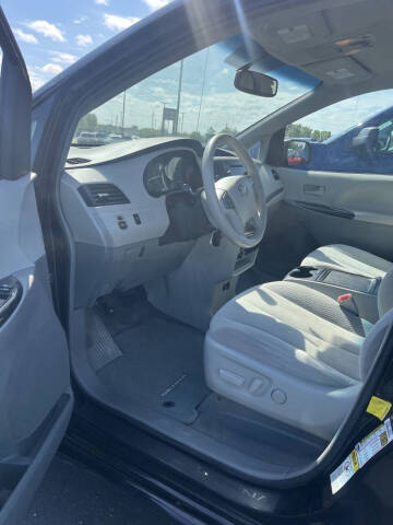 2013 Toyota Sienna LE 8-Passenger