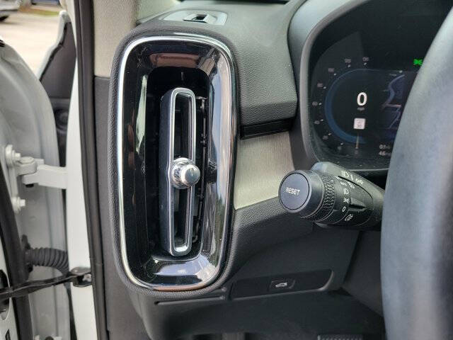 2024 Volvo XC40 B5 Plus Bright Theme