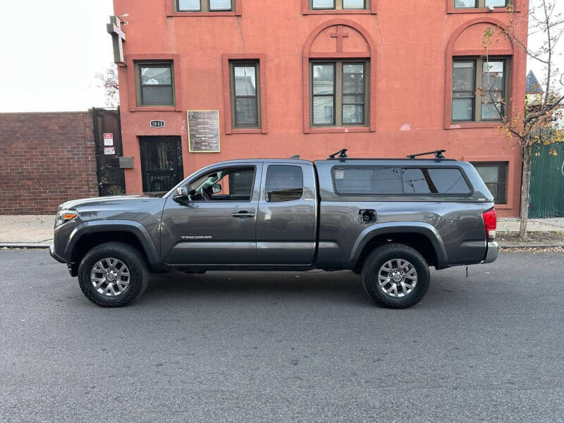 2016 Toyota Tacoma SR5's photo
