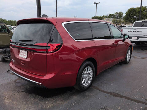 2027 Chrysler Pacifica Select