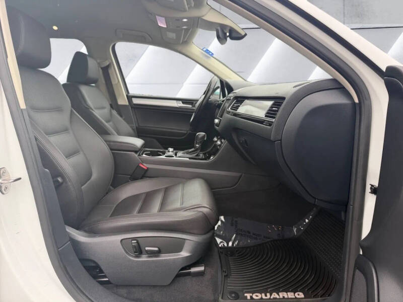 2017 Volkswagen Touareg V6 Sport