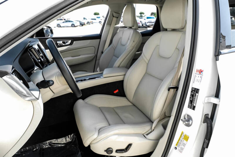 2023 Volvo XC60 B5 Ultimate Dark Theme