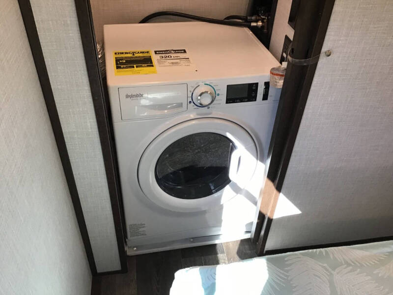 2023 Dutchmen Atlas 2532RDF / 29ft Reduced