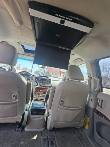 2011 Toyota Sienna XLE 7-Passenger Auto Access Seat
