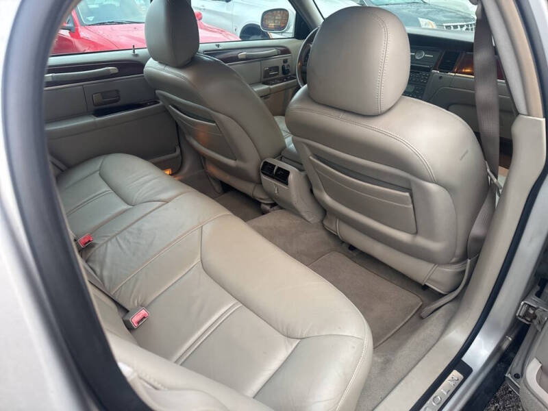 2005 Lincoln Town Car Signature Limited