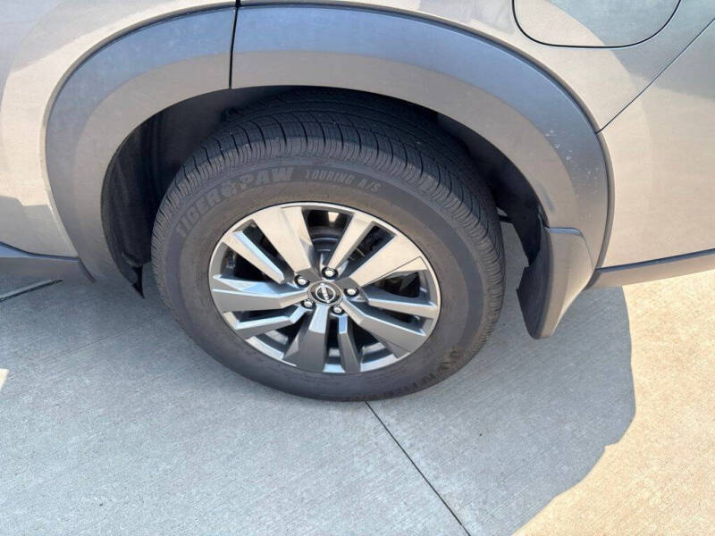 2022 Nissan Pathfinder SV