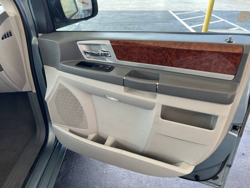 2009 Chrysler Town and Country Touring