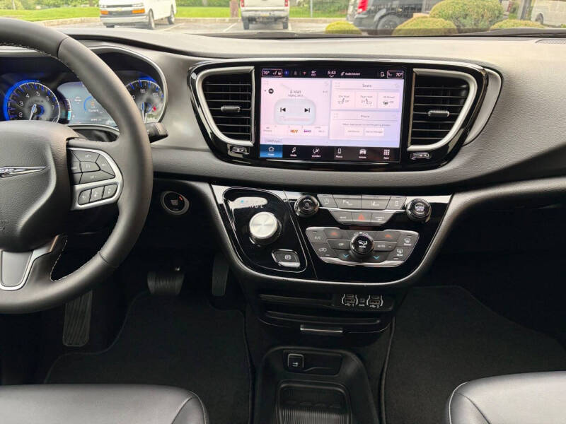 2025 Chrysler Pacifica Select