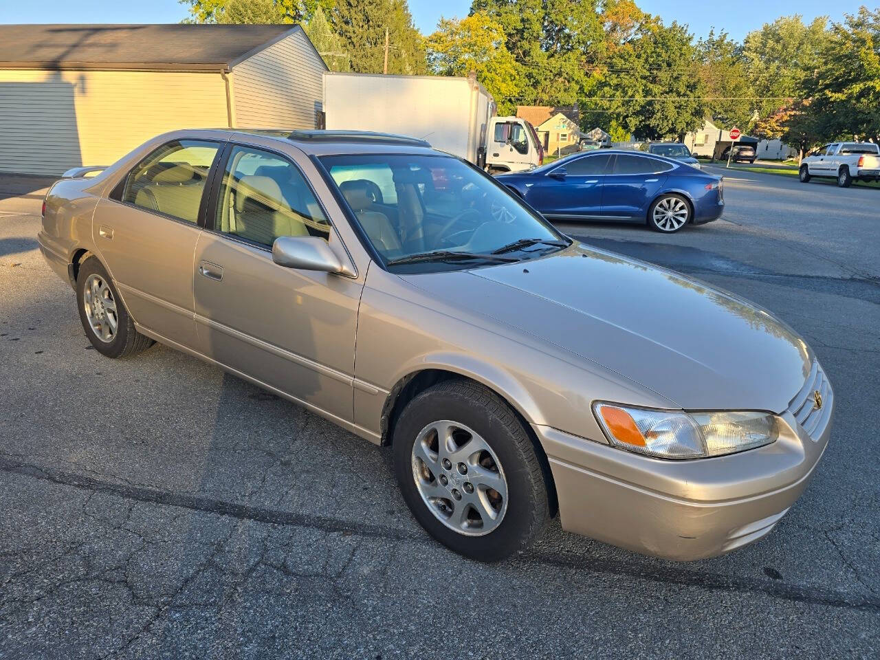 1998 Toyota Camry for sale at QUEENSGATE AUTO SALES in York, PA