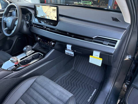 2025 Mitsubishi Outlander SE