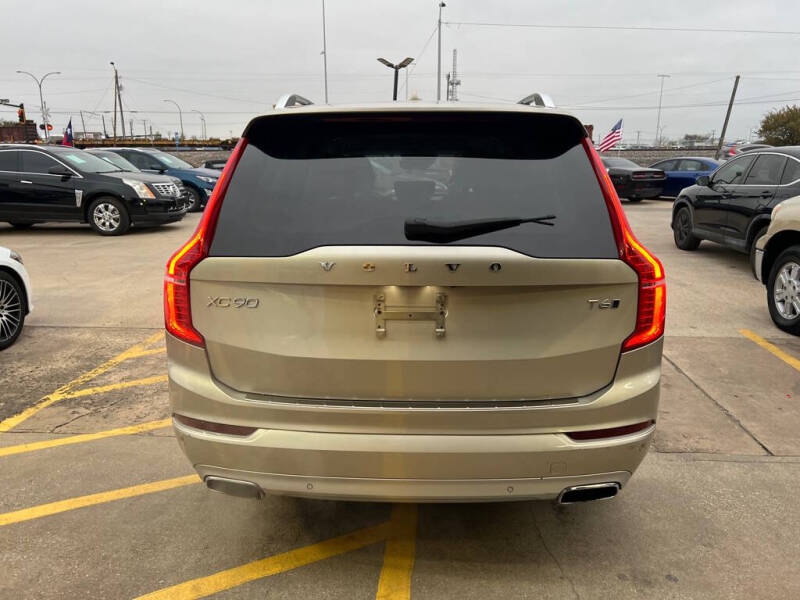 2016 Volvo XC90 T6 Momentum