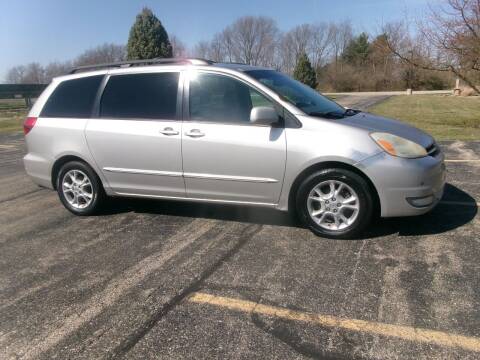 2005 Toyota Sienna for sale at Crossroads Used Cars Inc. in Tremont IL