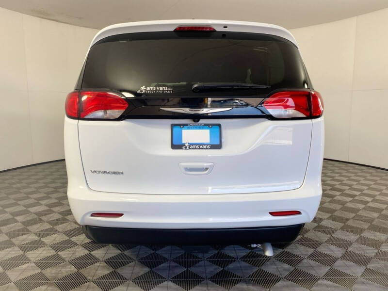 2023 Chrysler Voyager LX