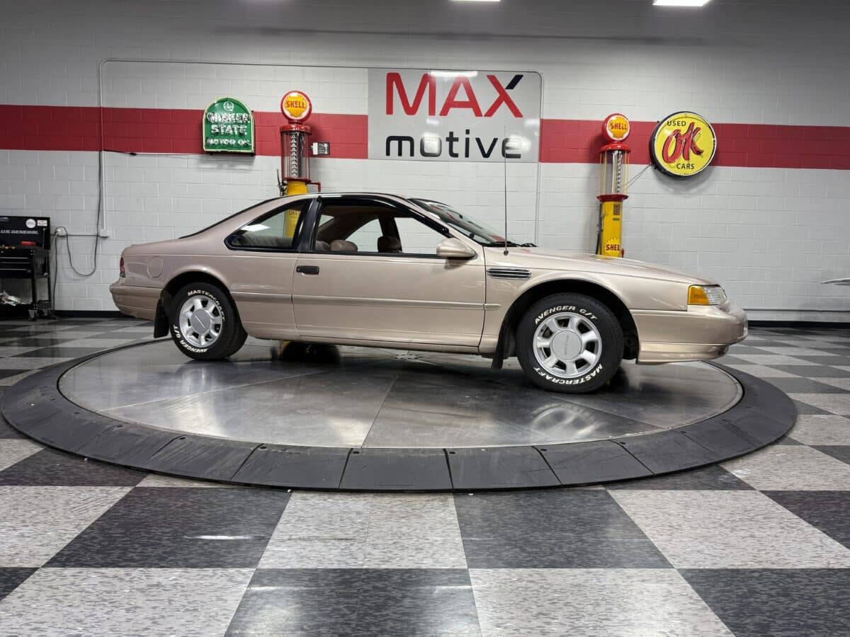 1993 Ford Thunderbird 1