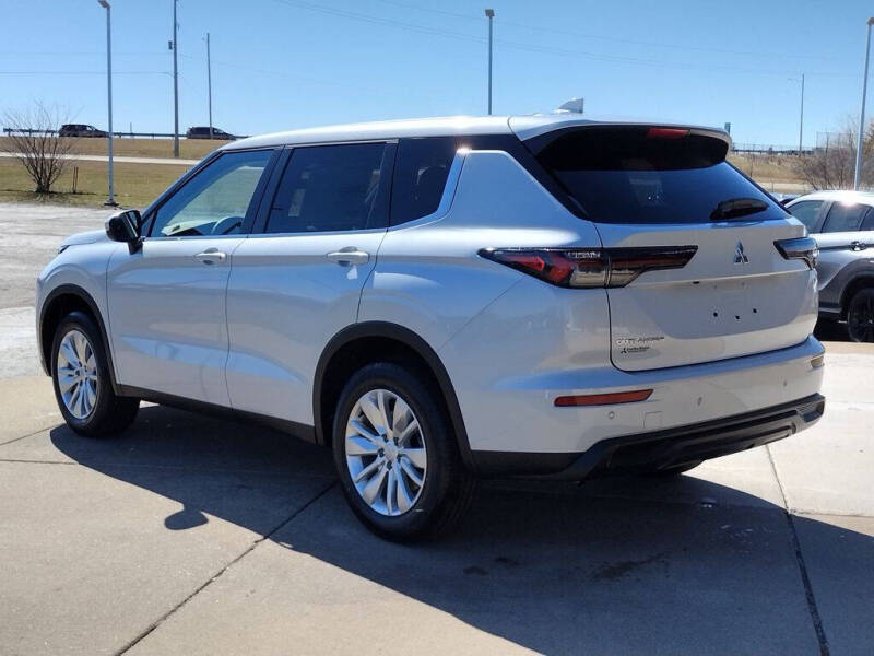 2026 Mitsubishi Outlander ES