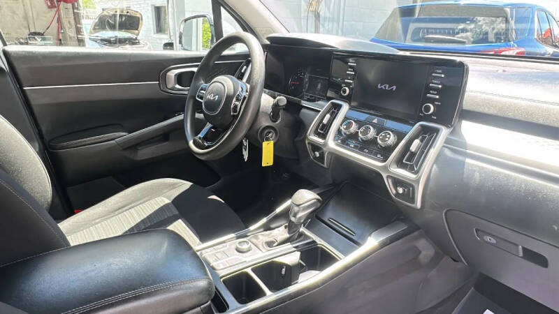 2022 Kia Sorento LX - Photo 17