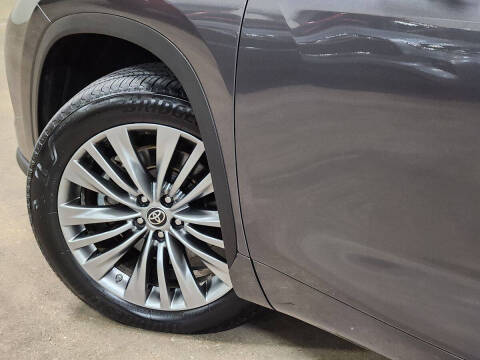 2022 Toyota Highlander Hybrid Platinum