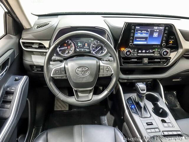 Used 2022 Toyota Highlander XLE with VIN 5TDGZRBH7NS577849 for sale in Tinley Park, IL