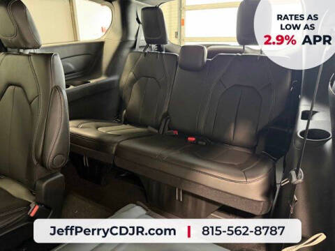 2027 Chrysler Pacifica Select